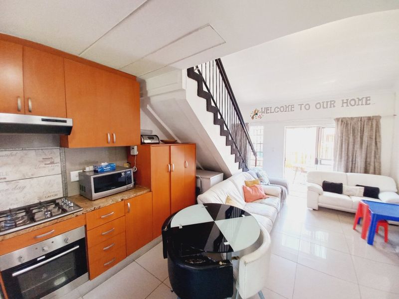 Beautiful Modern Ground Floor Unit Offering Space, Style, and Pet-Friendly Living - Photo 5