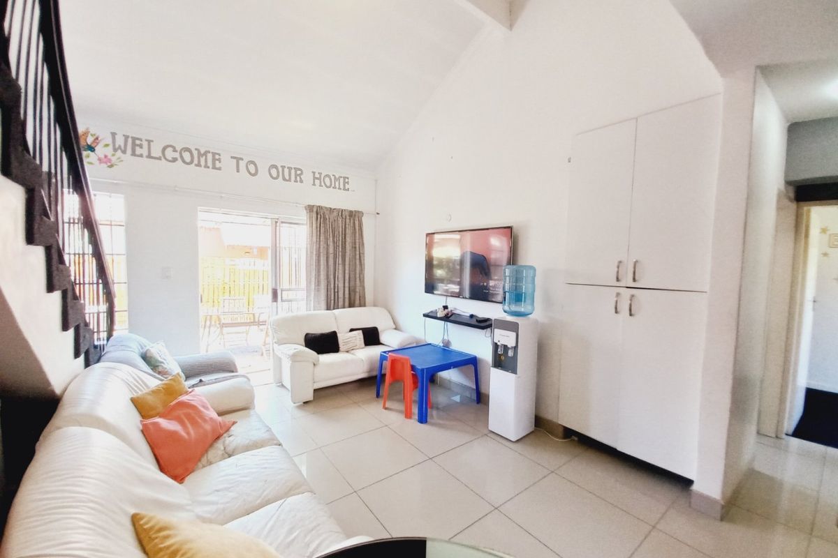 Beautiful Modern Ground Floor Unit Offering Space, Style, and Pet-Friendly Living - Photo 3