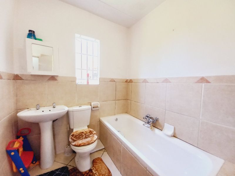 Beautiful Modern Ground Floor Unit Offering Space, Style, and Pet-Friendly Living - Photo 10