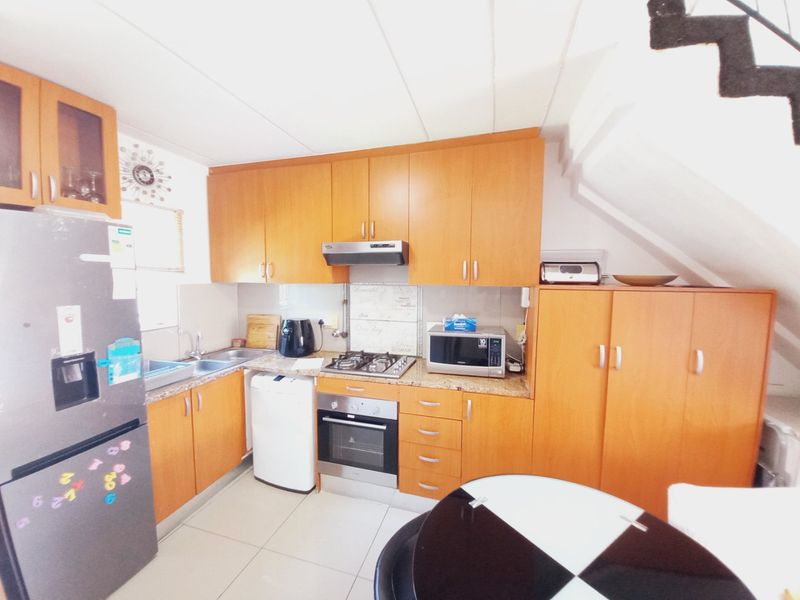 Beautiful Modern Ground Floor Unit Offering Space, Style, and Pet-Friendly Living - Photo 6