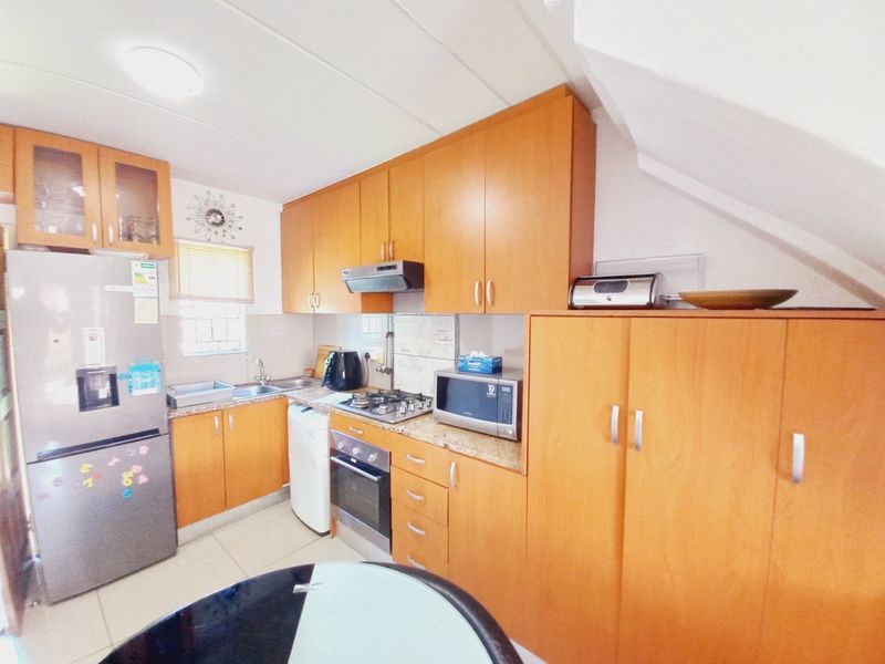 Beautiful Modern Ground Floor Unit Offering Space, Style, and Pet-Friendly Living - Photo 7