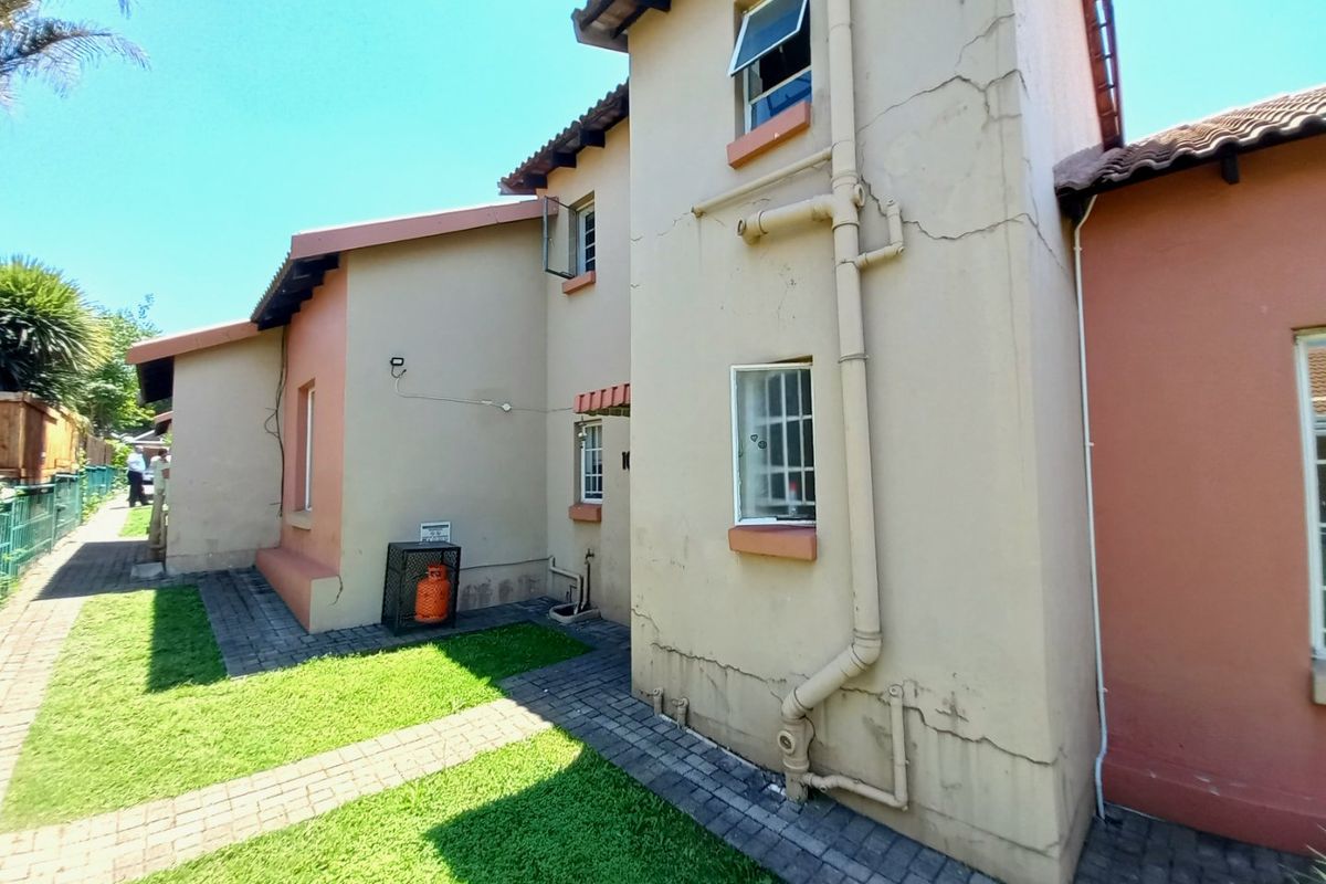 Beautiful Modern Ground Floor Unit Offering Space, Style, and Pet-Friendly Living - Photo 2