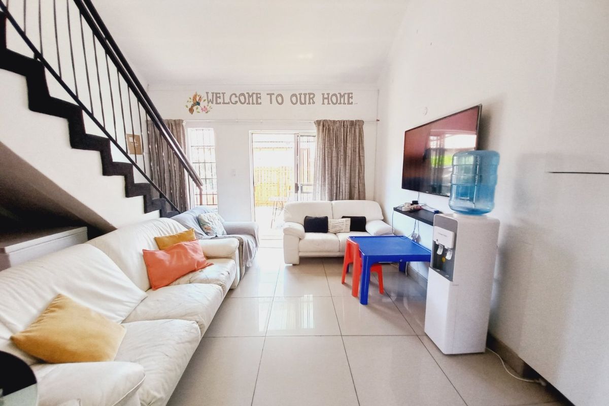 Beautiful Modern Ground Floor Unit Offering Space, Style, and Pet-Friendly Living - Photo 4