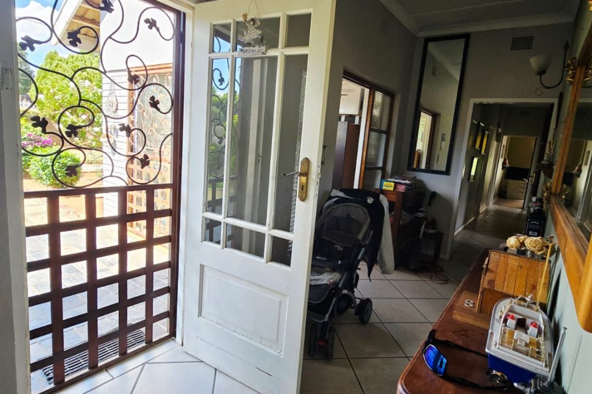 Charming Family Home in a Sought-After Area - Photo 4