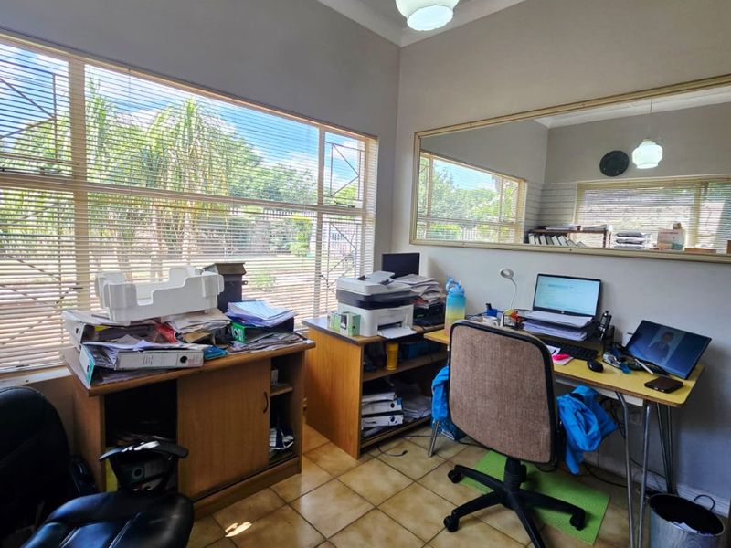 Charming Family Home in a Sought-After Area - Photo 10