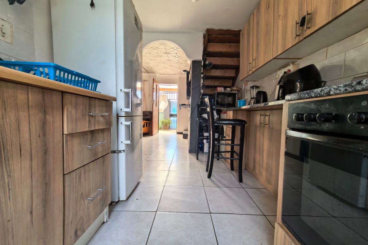 Three Bedroom corner family home for sale in Heideveld - Photo 3