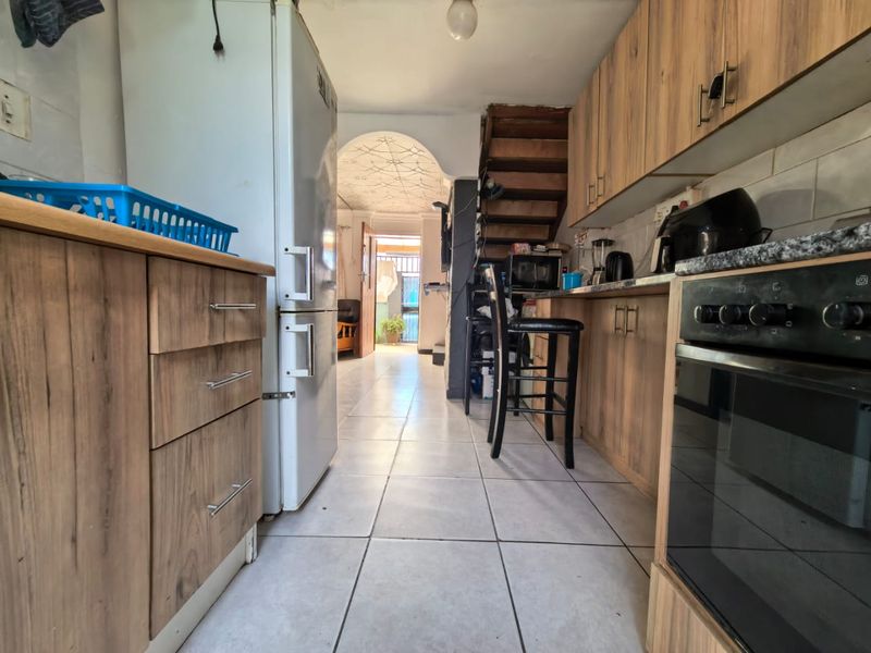 Three Bedroom corner family home for sale in Heideveld - Photo 3