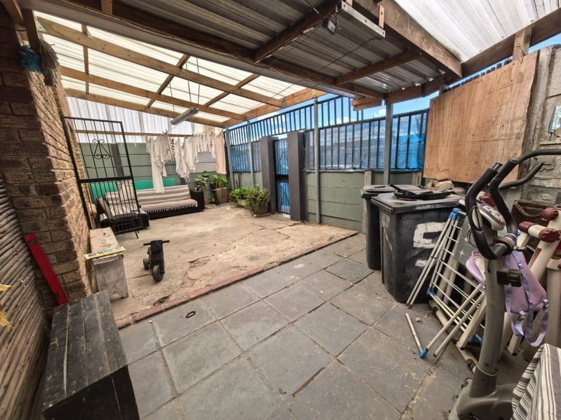 Three Bedroom corner family home for sale in Heideveld - Photo 9