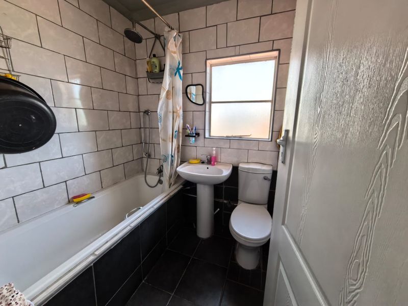 Three Bedroom corner family home for sale in Heideveld - Photo 8