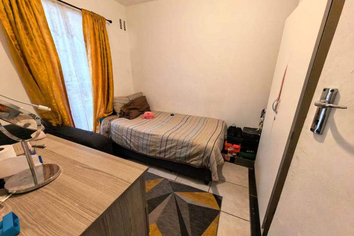 Three Bedroom corner family home for sale in Heideveld - Photo 4