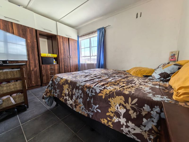 Three Bedroom corner family home for sale in Heideveld - Photo 6