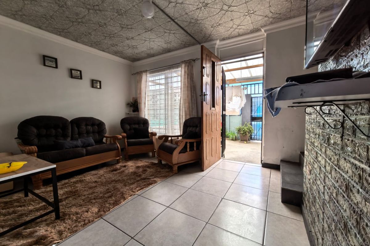 Three Bedroom corner family home for sale in Heideveld - Photo 2