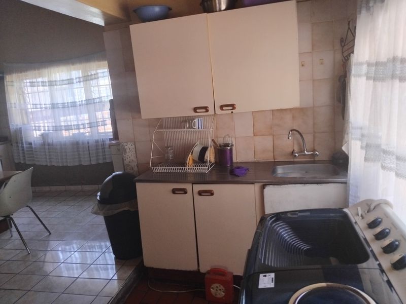 Lovely Family Home in Bellevue East - Photo 10