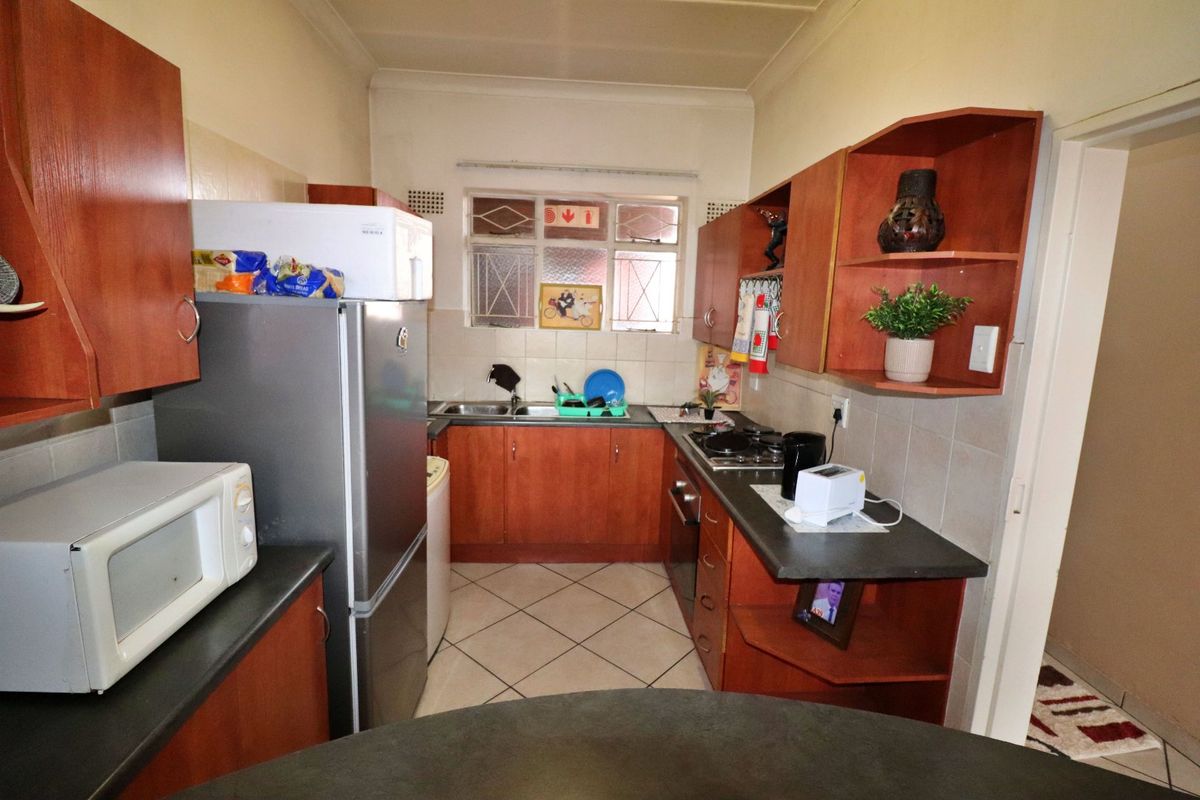 Modern 2-Bedroom Flat with Balcony - Photo 3