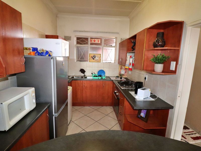 Modern 2-Bedroom Flat with Balcony - Photo 3
