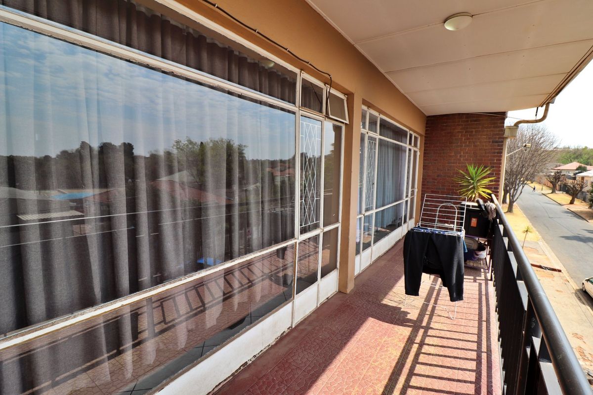 Modern 2-Bedroom Flat with Balcony - Photo 2