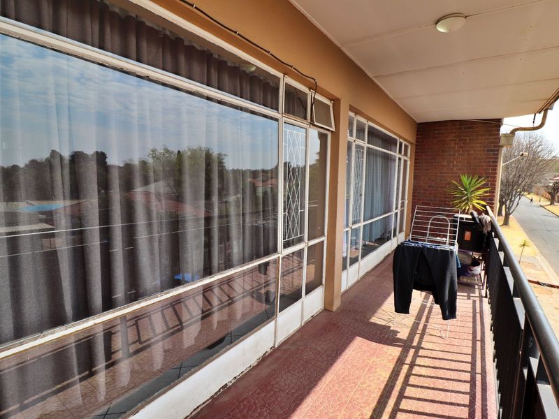 Modern 2-Bedroom Flat with Balcony - Photo 2