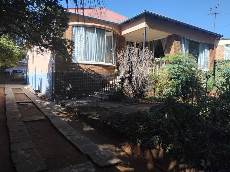 Spacious 3-Bedroom Family Home for Sale - Photo 2