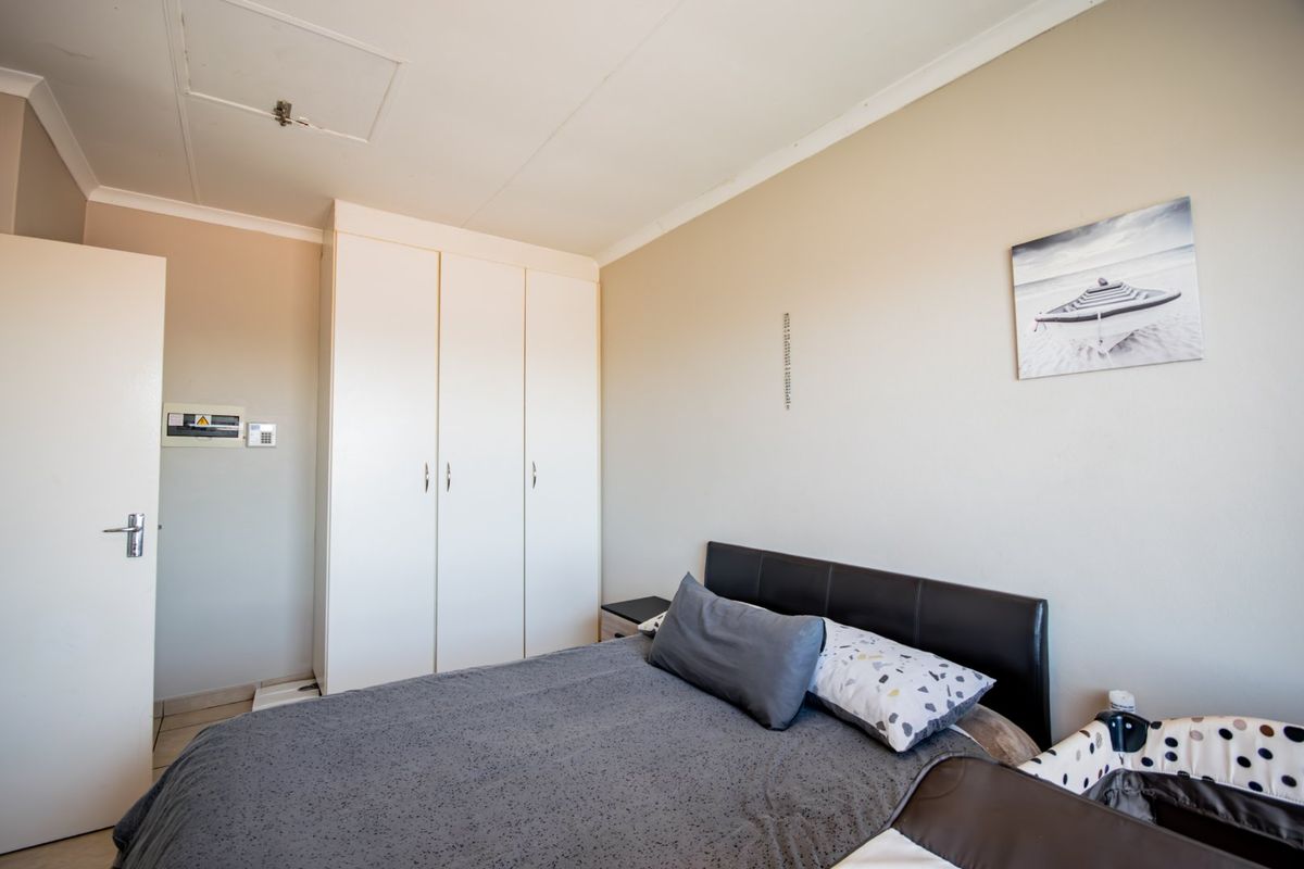 Modern 1-Bedroom Flat for Sale - Photo 5