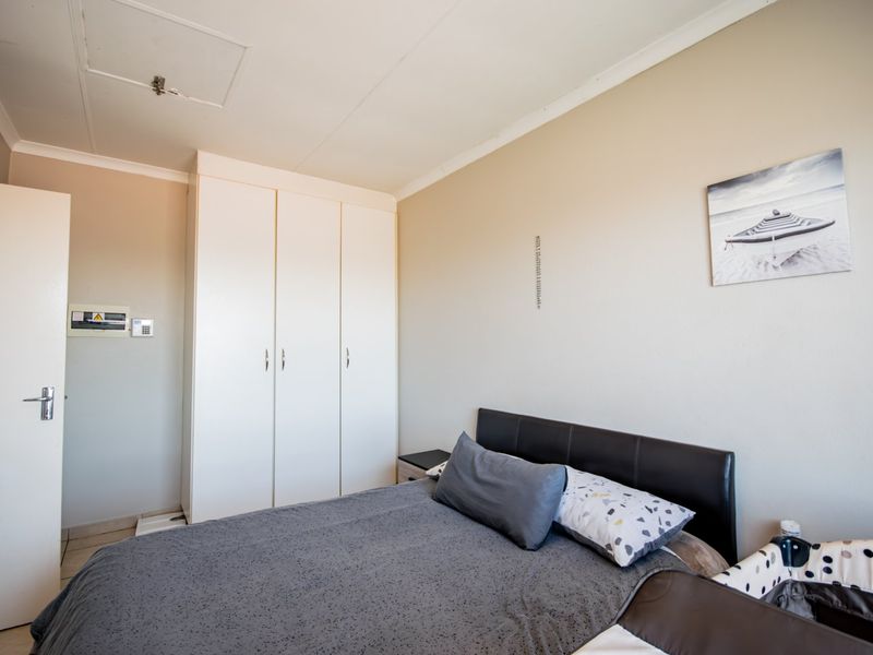 Modern 1-Bedroom Flat for Sale - Photo 5