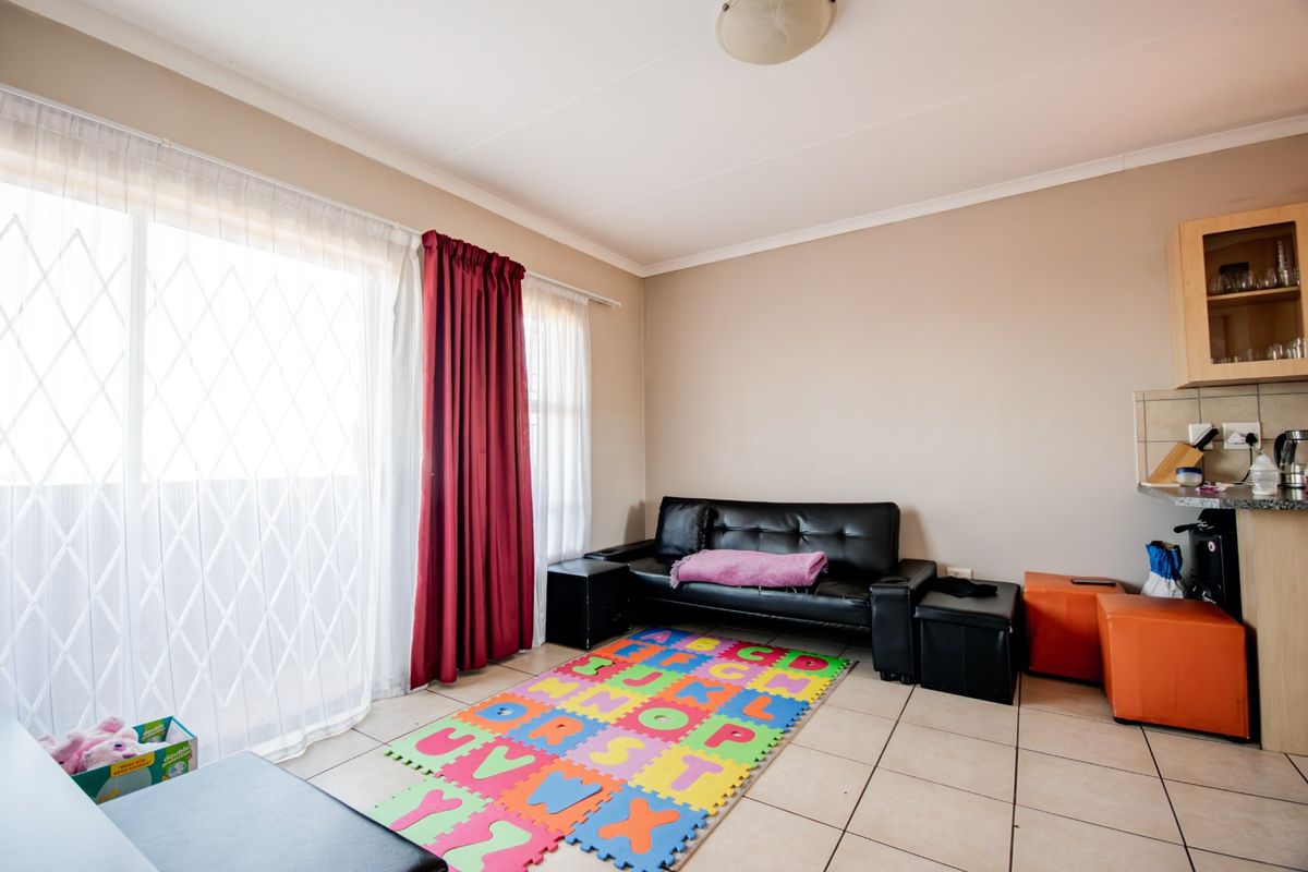 Modern 1-Bedroom Flat for Sale - Photo 3