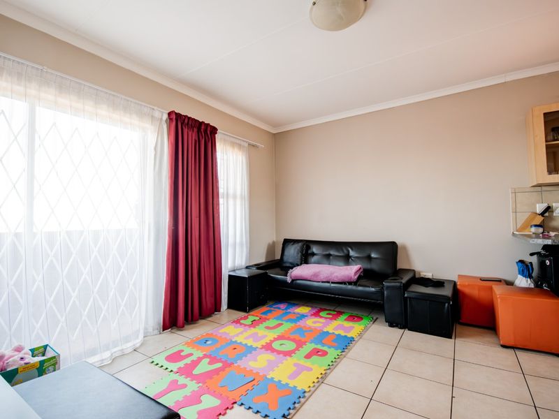 Modern 1-Bedroom Flat for Sale - Photo 3
