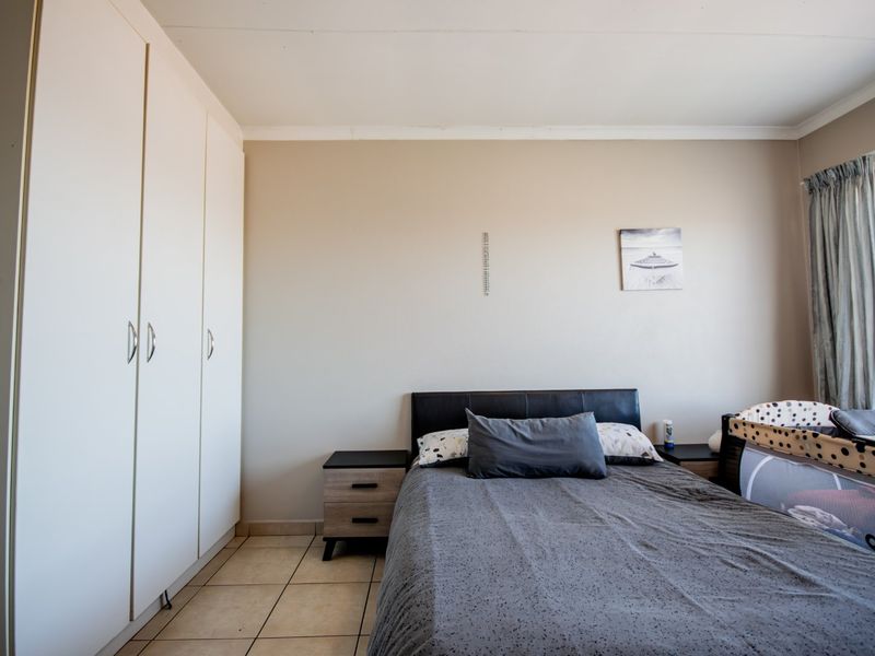 Modern 1-Bedroom Flat for Sale - Photo 8