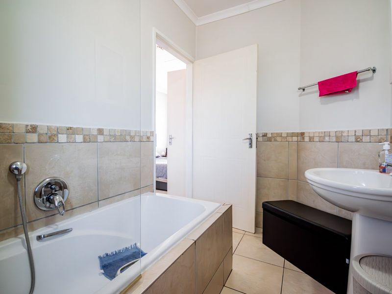 Modern 1-Bedroom Flat for Sale - Photo 7