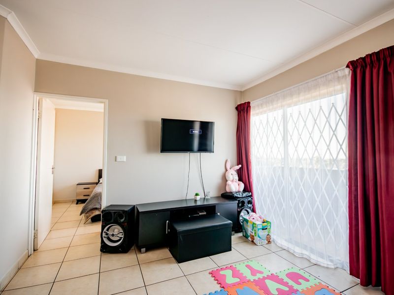 Modern 1-Bedroom Flat for Sale - Photo 6