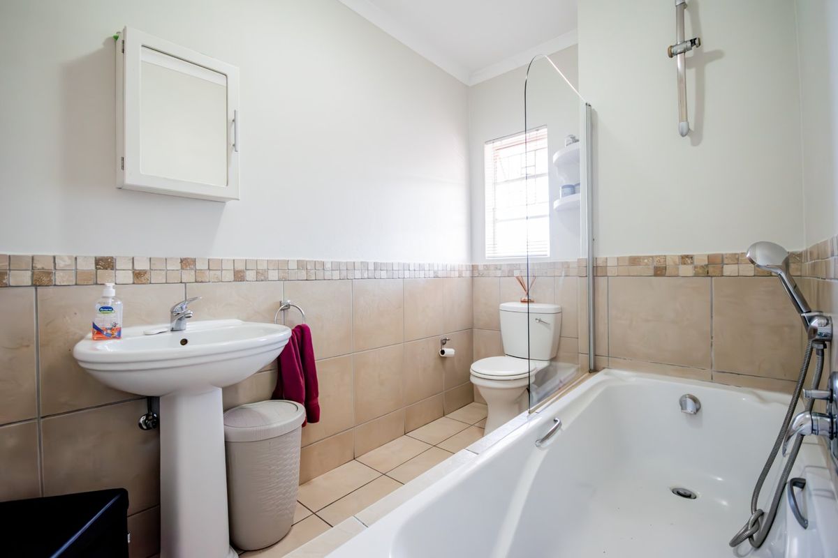 Modern 1-Bedroom Flat for Sale - Photo 4