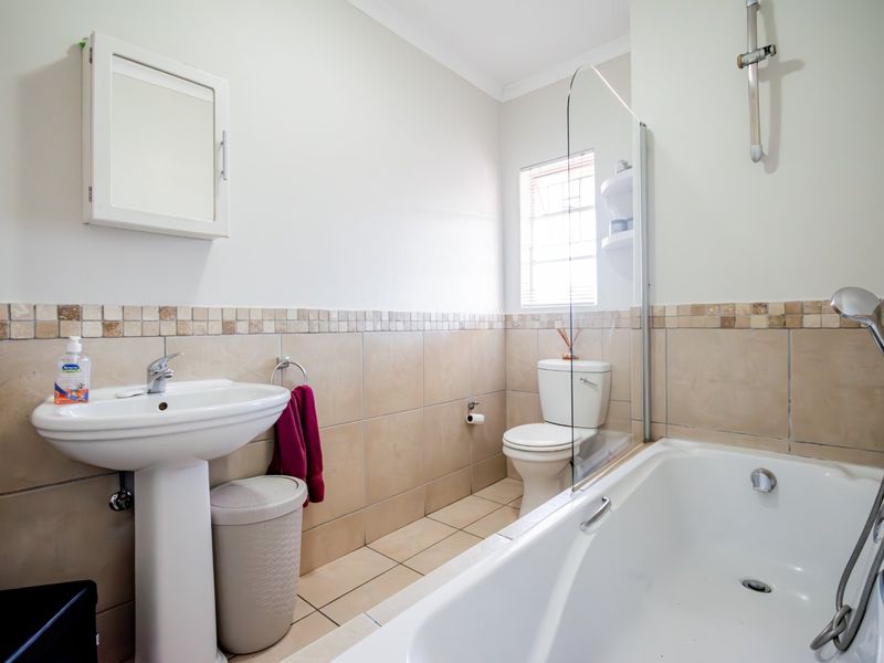 Modern 1-Bedroom Flat for Sale - Photo 4