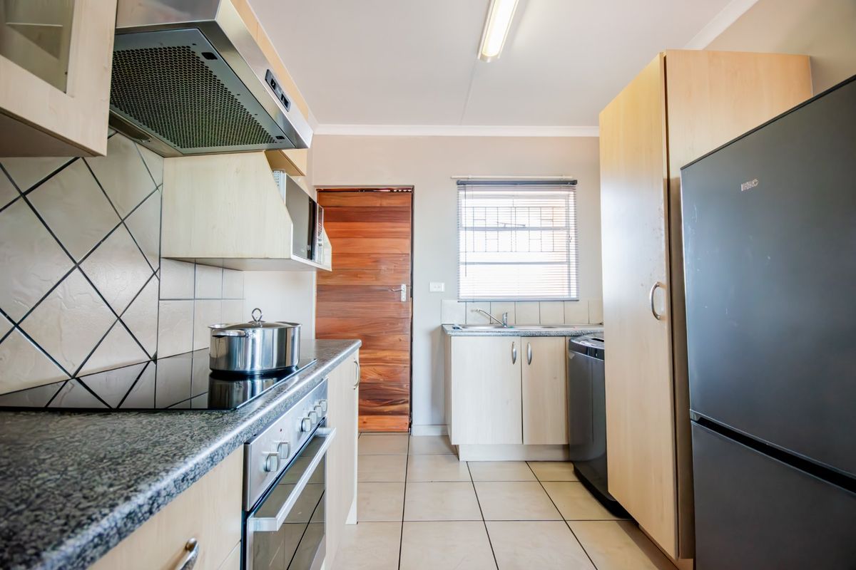Modern 1-Bedroom Flat for Sale - Photo 2