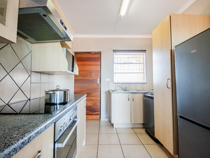 Modern 1-Bedroom Flat for Sale - Photo 2