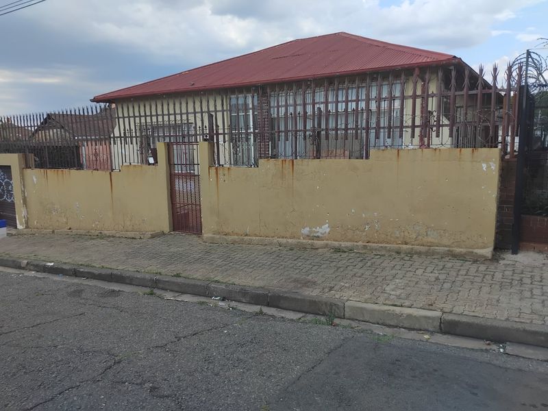 Family Home for Sale – Prime Location in Kensington, Johannesburg!  - Photo 5