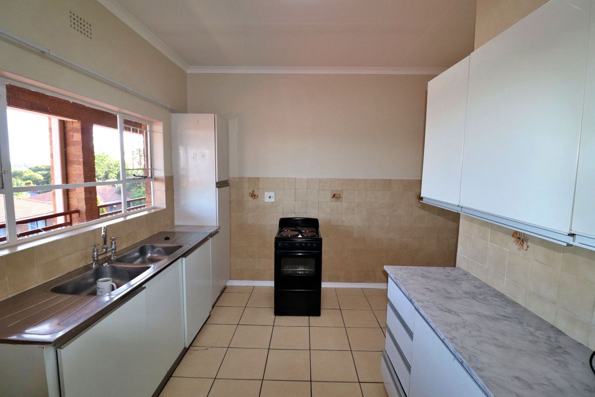 Bright and Spacious 2-Bedroom Flat with Balcony - Photo 2