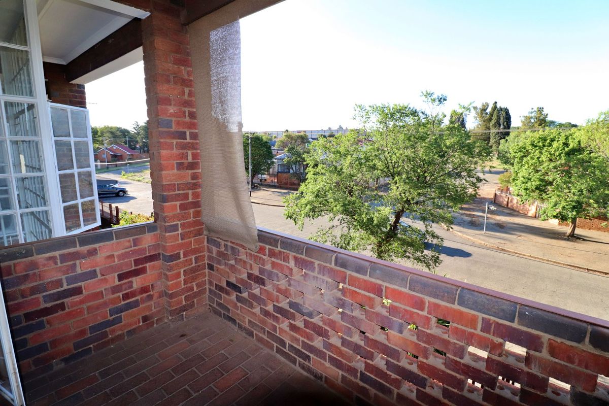 Bright and Spacious 2-Bedroom Flat with Balcony - Photo 2