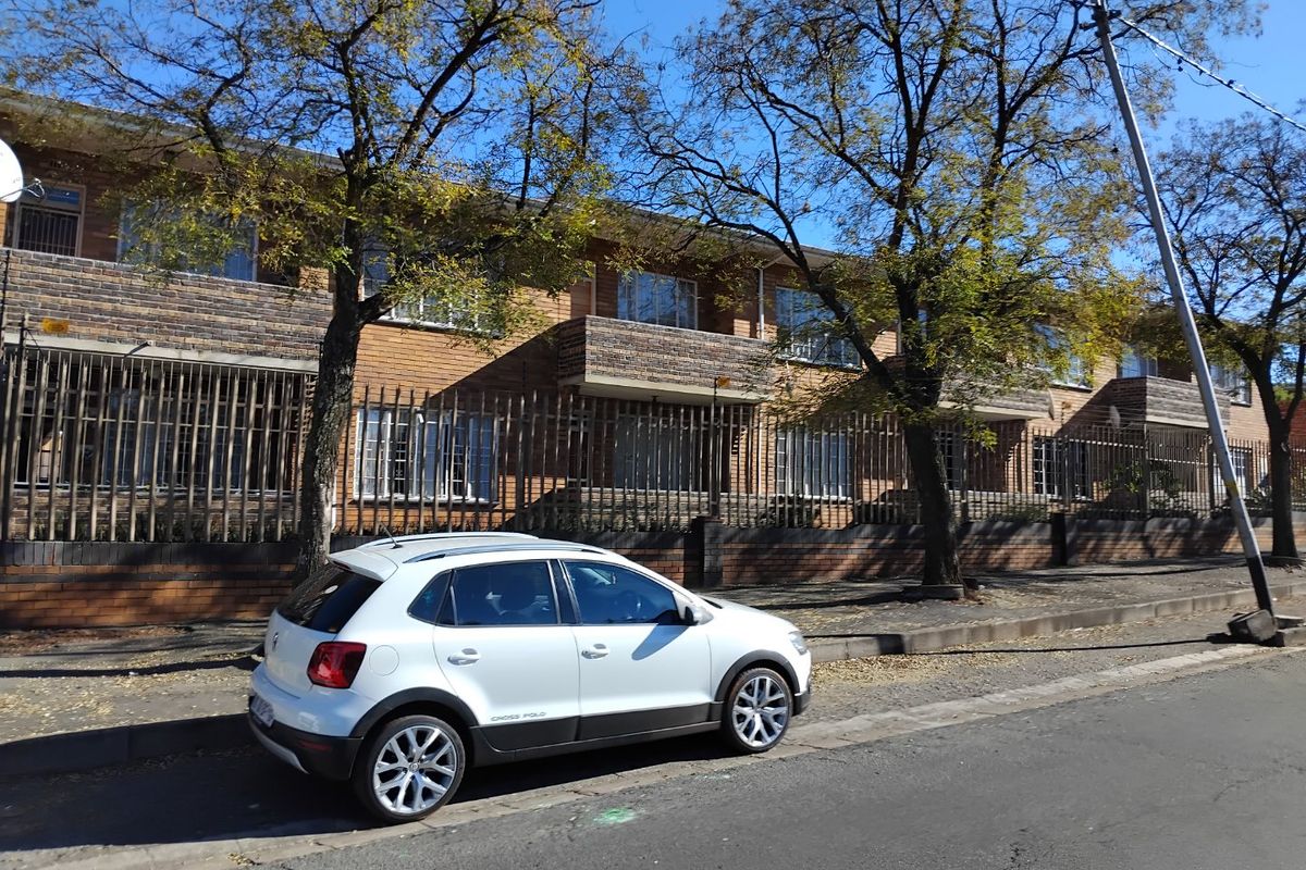 Modern 2-Bedroom Ground Floor Unit in Secure Complex - Photo 2