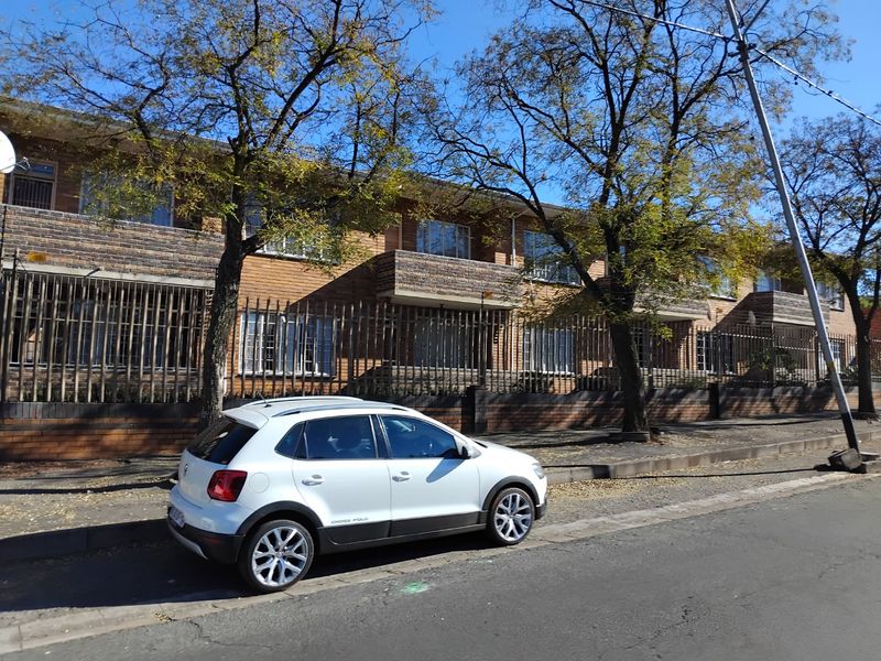 Modern 2-Bedroom Ground Floor Unit in Secure Complex - Photo 2