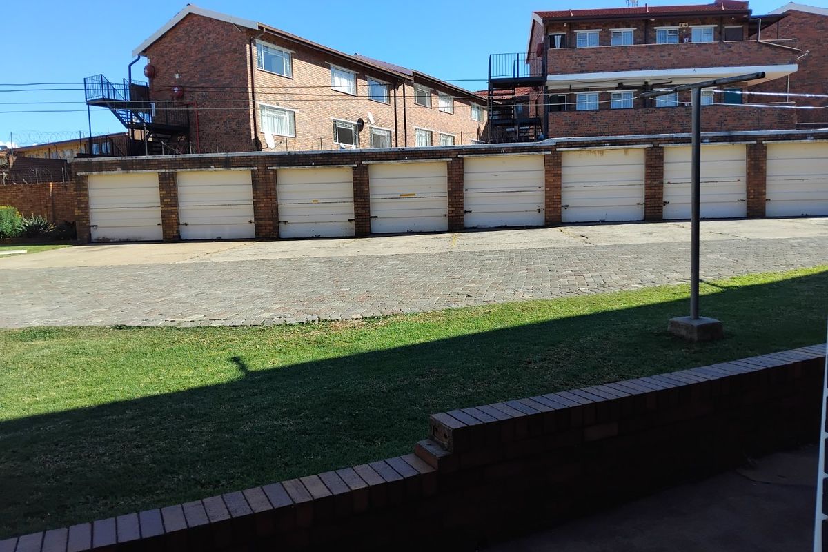 Modern 2-Bedroom Ground Floor Unit in Secure Complex - Photo 5