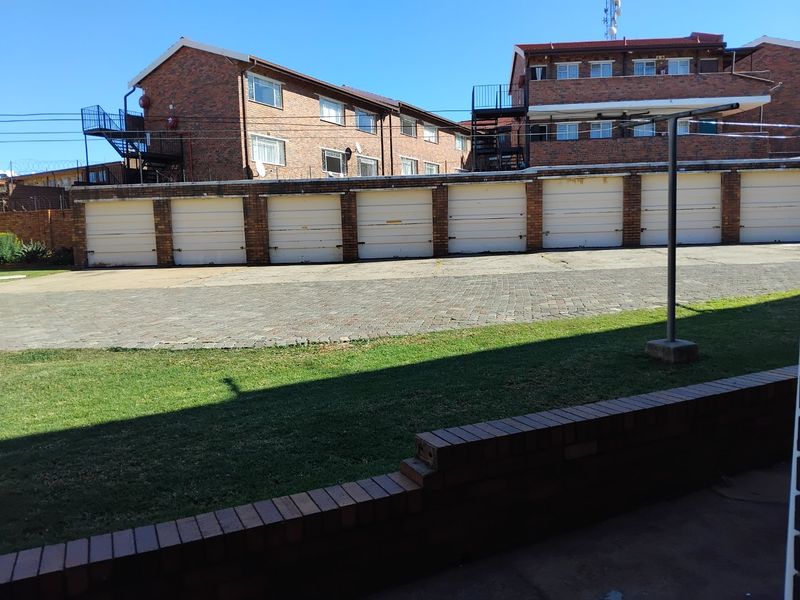 Modern 2-Bedroom Ground Floor Unit in Secure Complex - Photo 5