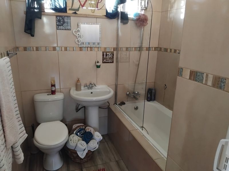 Modern 2-Bedroom Ground Floor Unit in Secure Complex - Photo 10