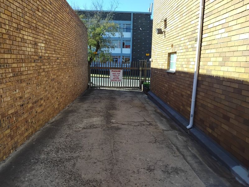 Modern 2-Bedroom Ground Floor Unit in Secure Complex - Photo 9