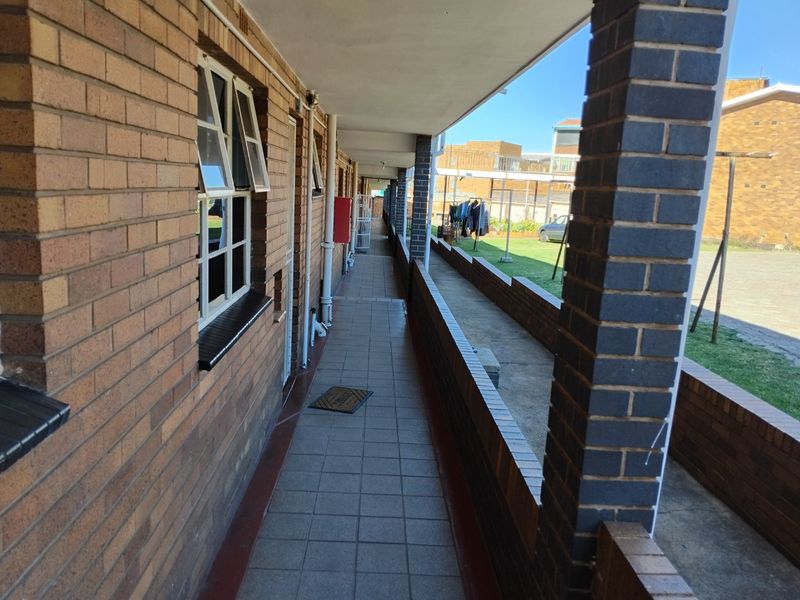 Modern 2-Bedroom Ground Floor Unit in Secure Complex - Photo 6