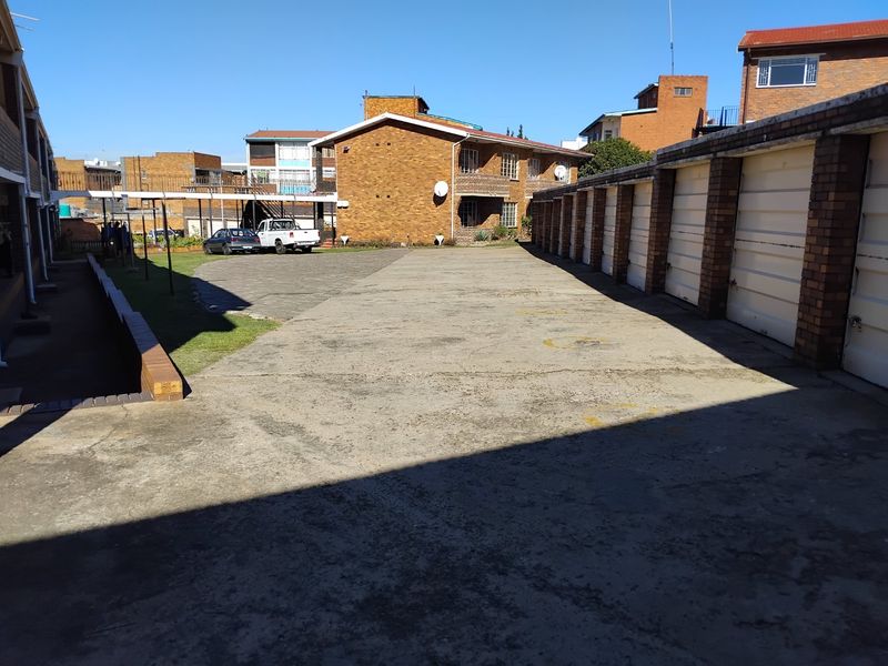 Modern 2-Bedroom Ground Floor Unit in Secure Complex - Photo 8