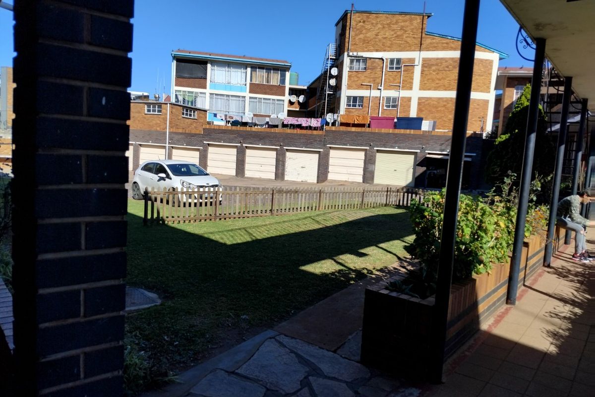 Modern 2-Bedroom Ground Floor Unit in Secure Complex - Photo 3