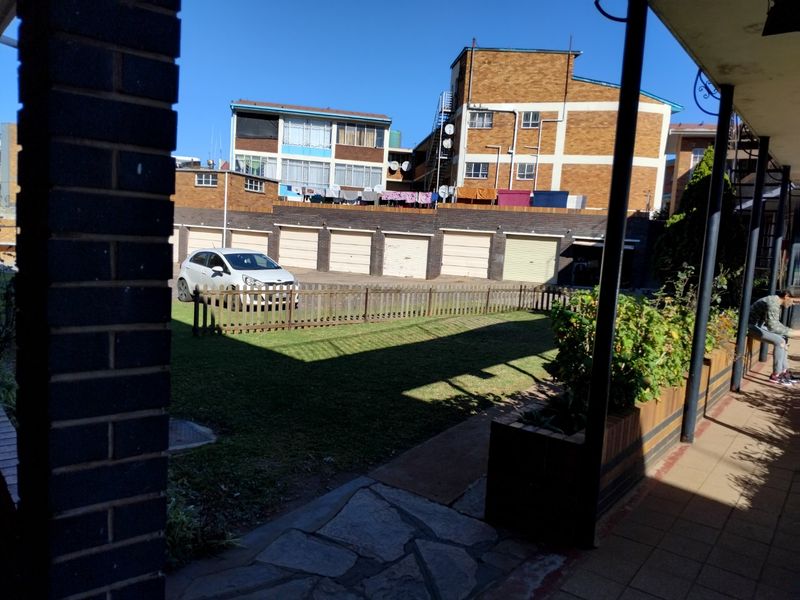 Modern 2-Bedroom Ground Floor Unit in Secure Complex - Photo 3