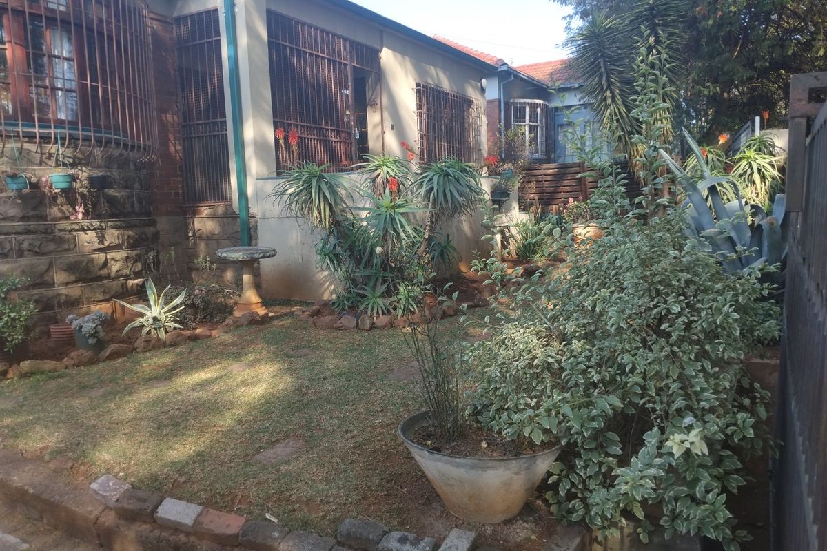 Family Home with Flatlet and Bonus Wooden House - Photo 3