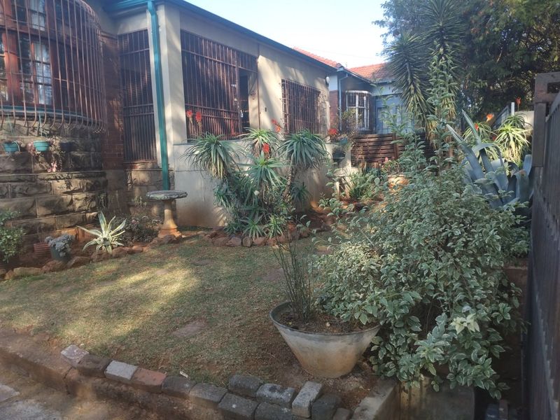 Family Home with Flatlet and Bonus Wooden House - Photo 3