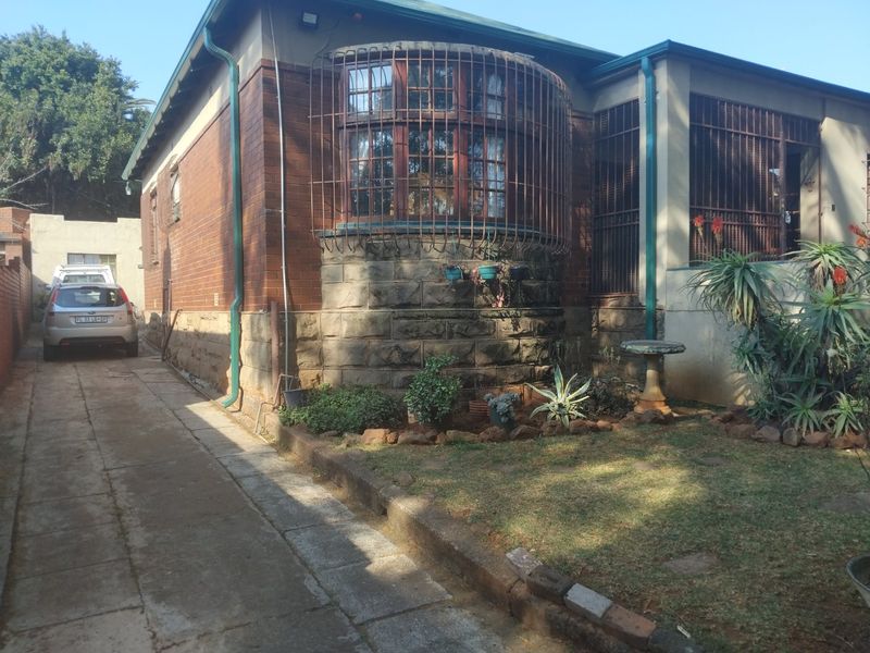 Family Home with Flatlet and Bonus Wooden House - Photo 4