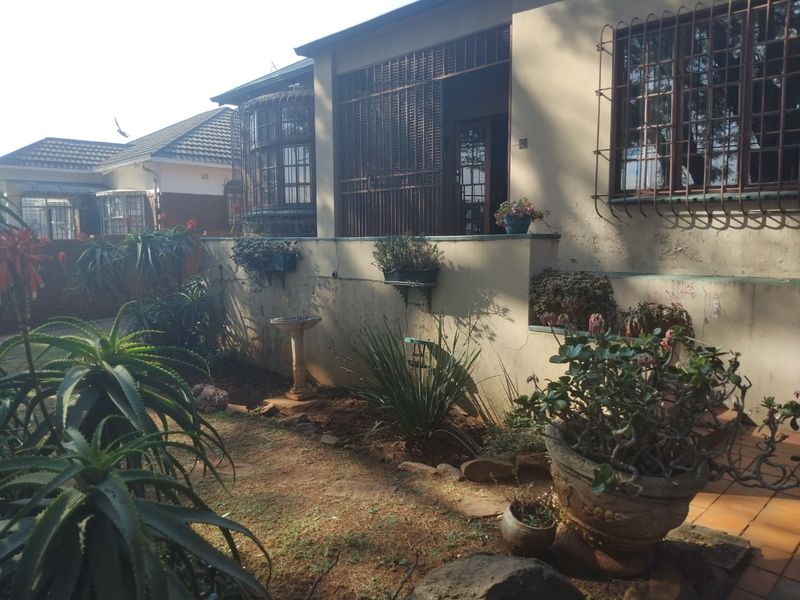 Family Home with Flatlet and Bonus Wooden House - Photo 5